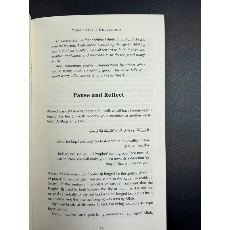 Open boekpagina met zwarte tekst en Arabische schrift over ’Pause and Reflect’ uit Living with the Qur’an door Mufti Menk