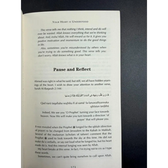 Open boekpagina met zwarte tekst en Arabische schrift over ’Pause and Reflect’ uit Living with the Qur’an door Mufti Menk