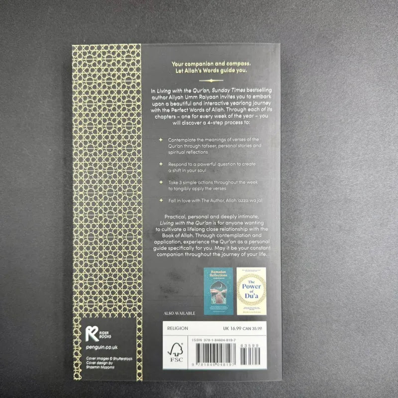 Zwart boek met gouden geometrisch patroon op rug, Living with the Qur’an door Mufti Menk