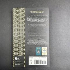 Zwart boek met gouden geometrisch patroon op rug, Living with the Qur’an door Mufti Menk