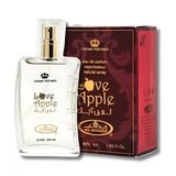 Heldere glazen parfumfles met gouden verstuiver en label love apple van crown perfumes in love apple product