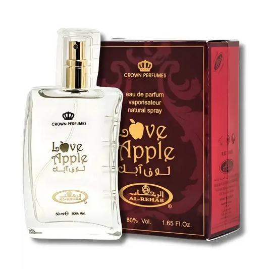Heldere glazen parfumfles met gouden verstuiver en label love apple van crown perfumes in love apple product