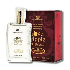 Heldere glazen parfumfles met gouden verstuiver en label love apple van crown perfumes in love apple product