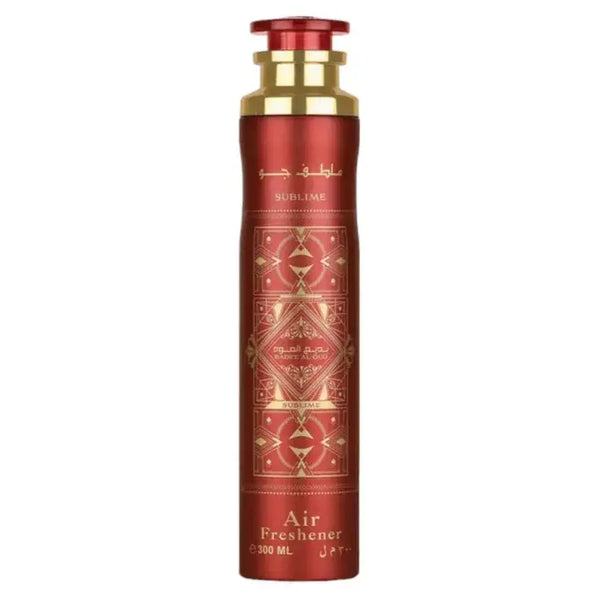 Rood cilindrische luchtverfrisser met gouden accenten en geometrisch patroon labeled sublime door mouloud voor bade e al oud gebruik