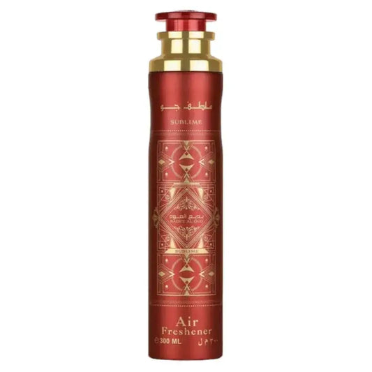 Rood cilindrische luchtverfrisser met gouden accenten en geometrisch patroon labeled sublime door mouloud voor bade e al oud gebruik