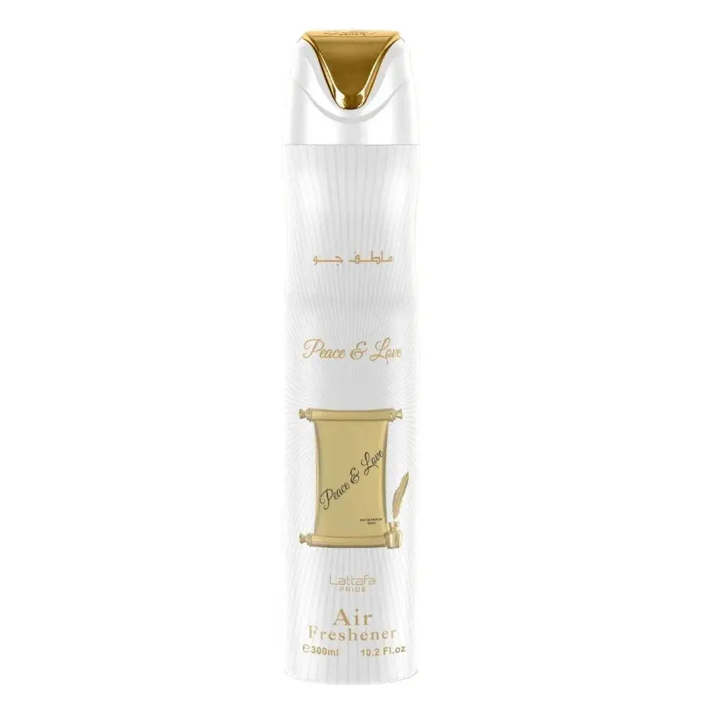 Witte aerosol luchverfrisser met gouden accenten en decoratie labeled peace & love door lataifa