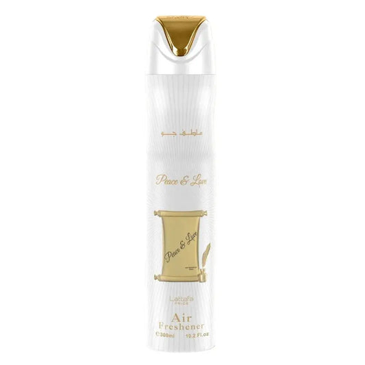 Witte aerosol luchverfrisser met gouden accenten en decoratie labeled peace & love door lataifa