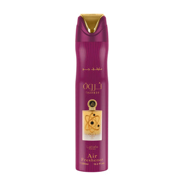Paarse aerosolaire luchtverfrisser can met gouden accenten en atoomlabel van luchtverfrisser tharwah gold