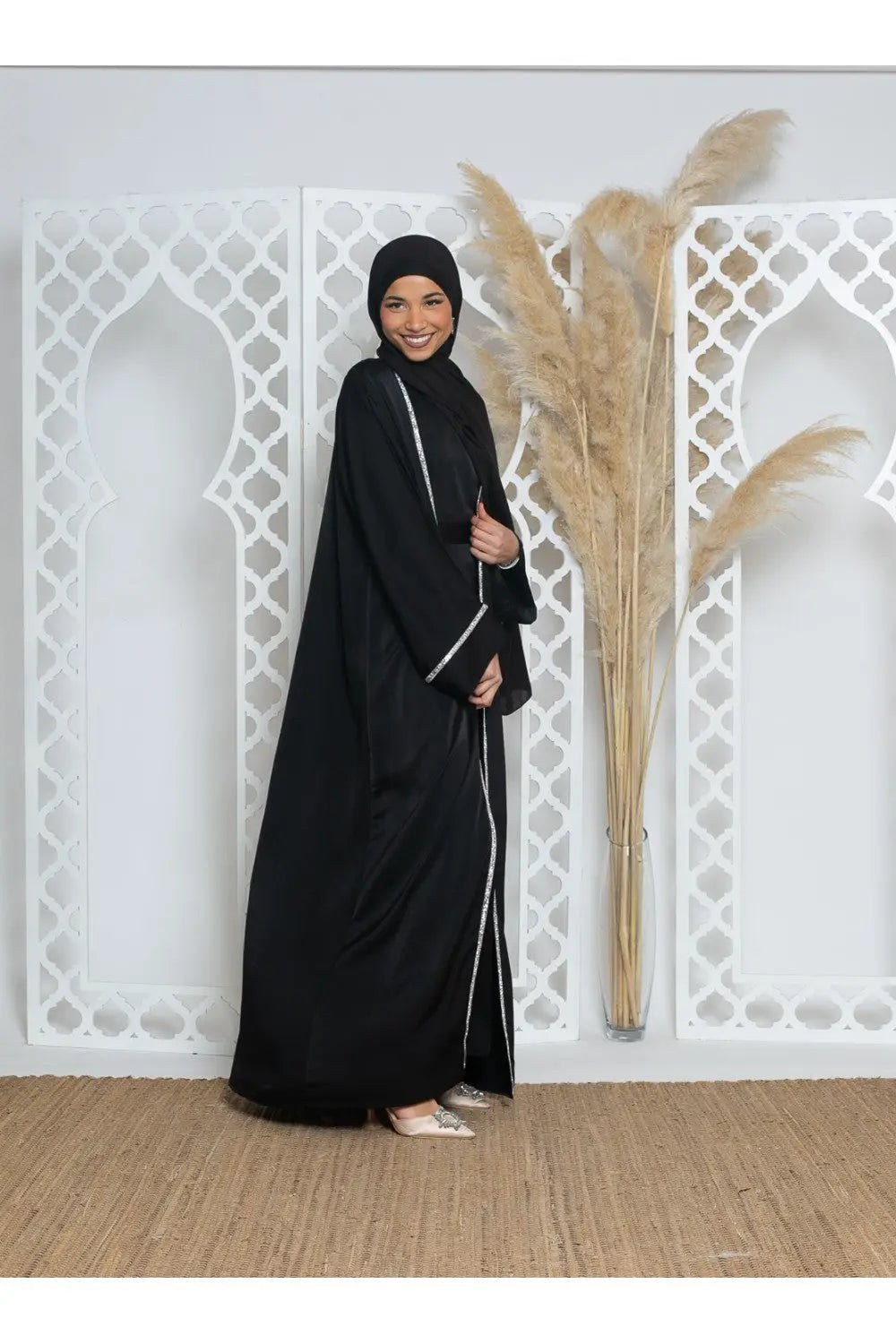 Zwarte luxe abayaset strass met zilveren bies langs de vooropening en mouwranden van abaya