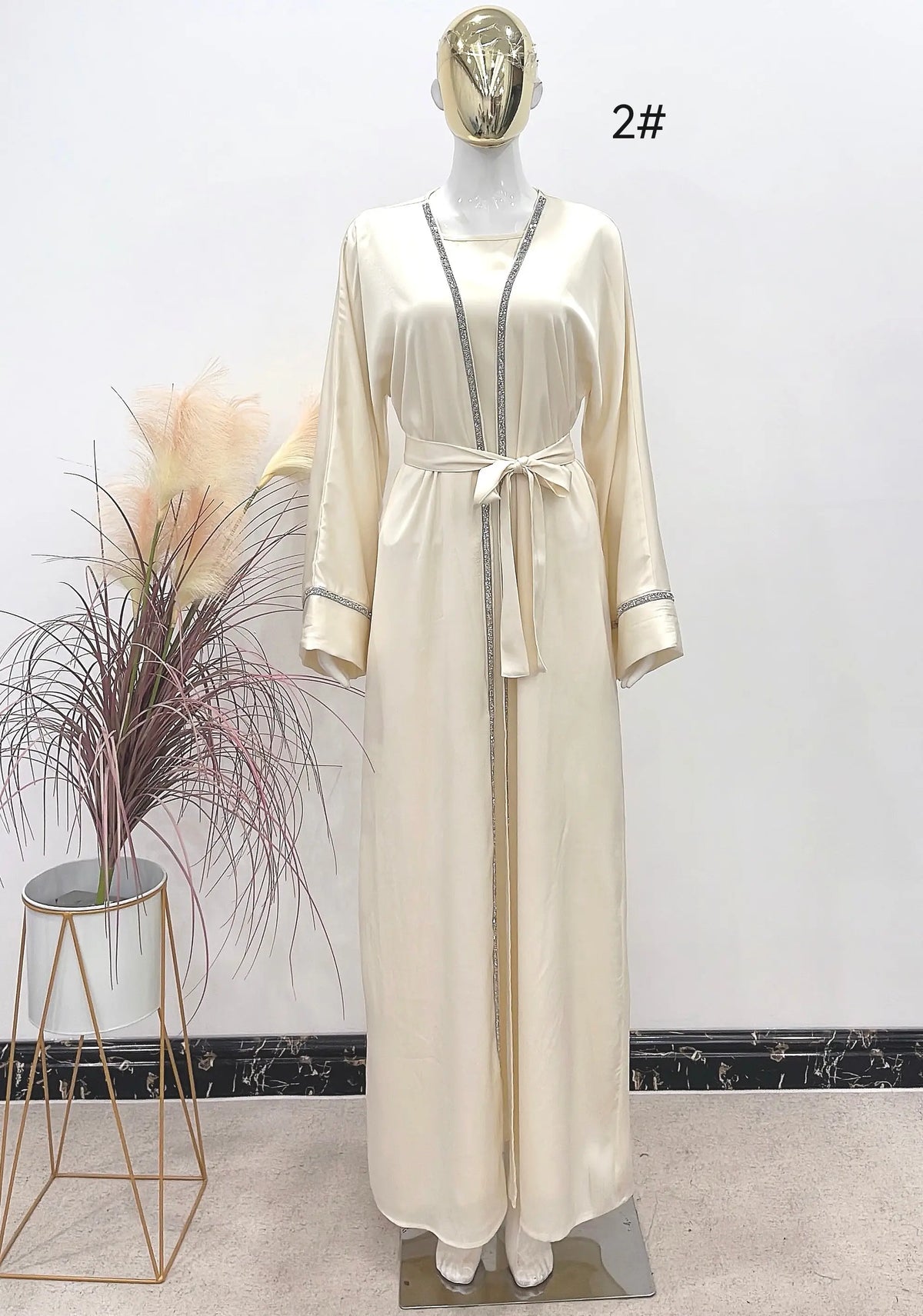 Creamkleurige satijnen abaya met zilveren kralenrand langs voorzijde, mouwen en tailleriem luxe abayaset strass