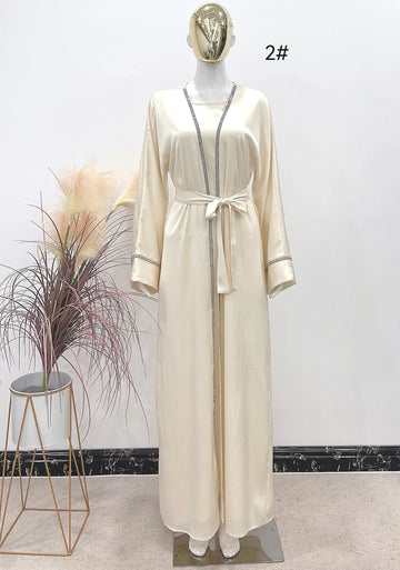 Creamkleurige satijnen abaya met zilveren kralenrand langs voorzijde, mouwen en tailleriem luxe abayaset strass