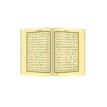 Luxe arabische koran in houten box met open boek, arabische tekst in zwarte inkt op crèmekleurige pagina’s en decoratieve randen