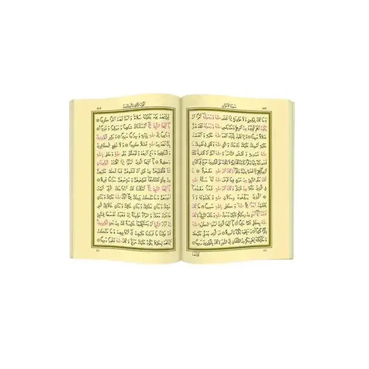 Luxe arabische koran in houten box met open boek, arabische tekst in zwarte inkt op crèmekleurige pagina’s en decoratieve randen