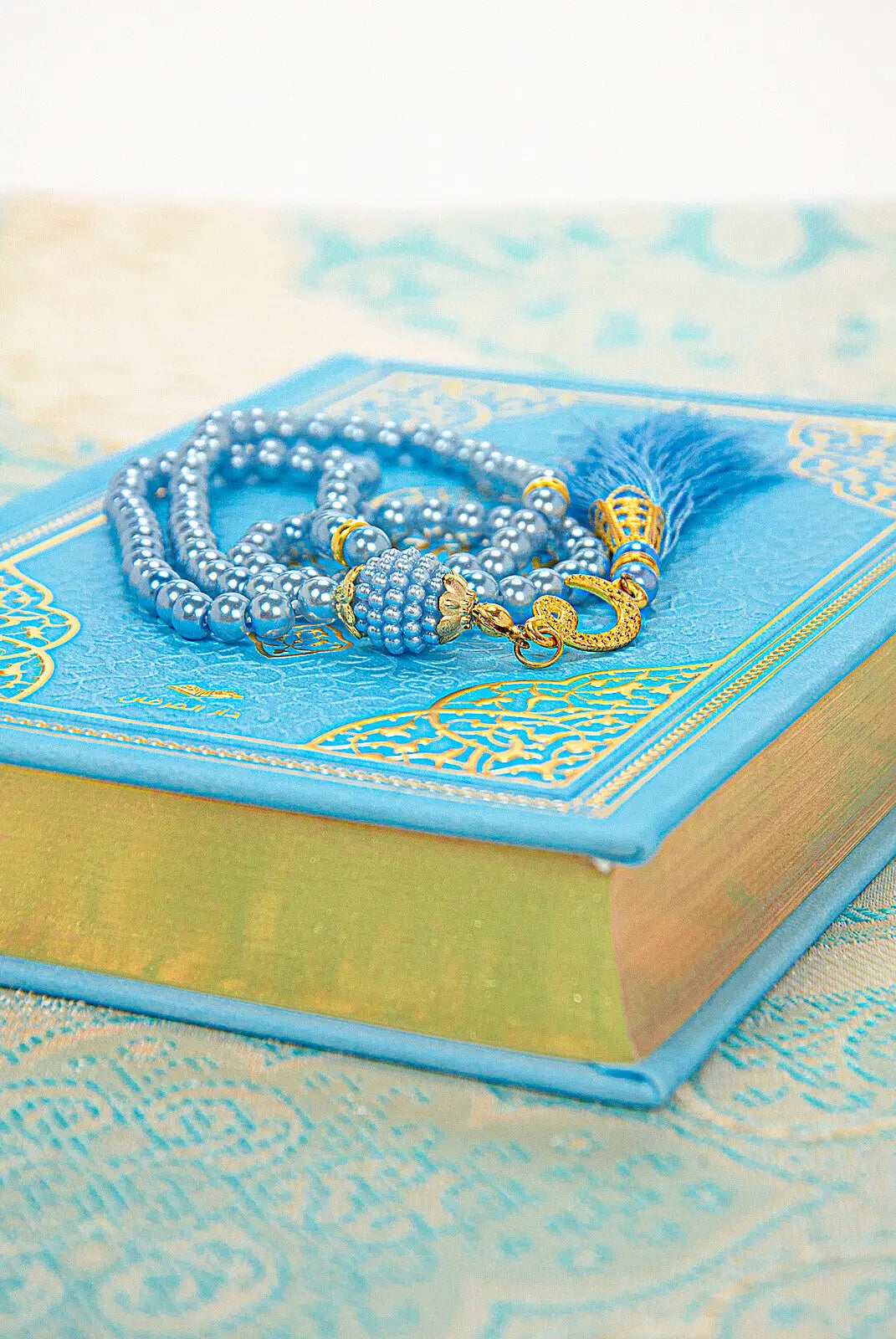 Luxe blauwe cadeauset met een engels/arabische koran en parfum - Islamboekhandel.nl