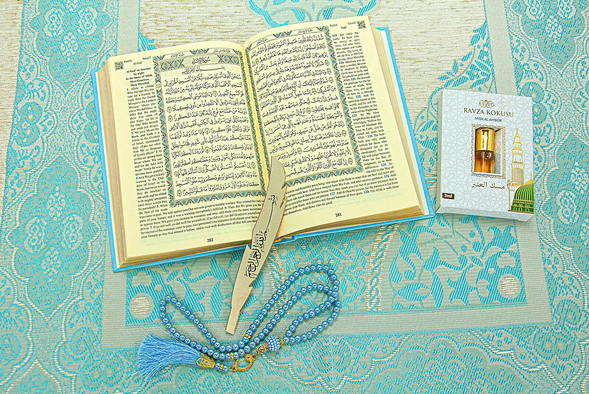 Luxe blauwe cadeauset met een engels/arabische koran en parfum - Islamboekhandel.nl