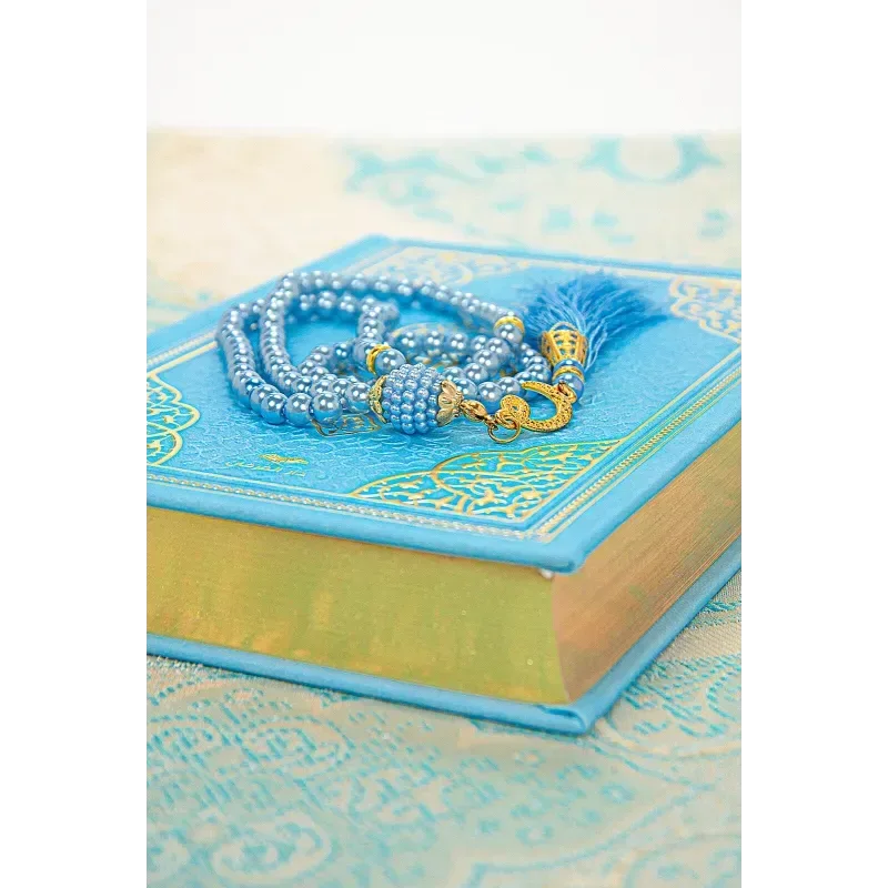Luxe blauwe cadeauset met een engels/arabische koran en parfum - Islamboekhandel.nl