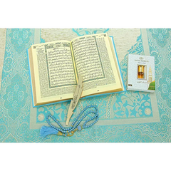 Luxe blauwe cadeauset met een engels/arabische koran en parfum - Islamboekhandel.nl
