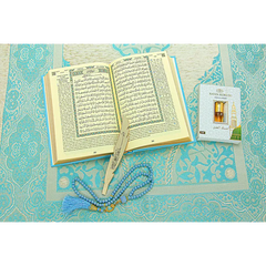 Open Quran met Arabische tekst en decoratieve bladwijzer in luxe blauwe cadeauset