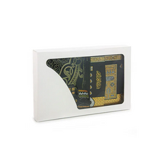 Creditcard met donkerdesign en gouden accenten in Luxe Kaaba cadeauset met gebedskleed