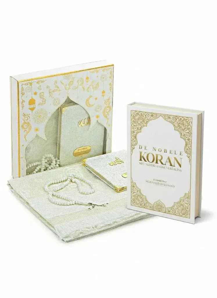 Witte en gouden luxe koran met geprofileerde arabische kalligrafie op cover in cadeauset met gebedskleed en tasbih