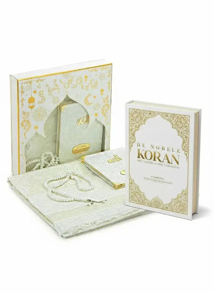 Witte en gouden luxe koran met geprofileerde arabische kalligrafie op cover in cadeauset met gebedskleed en tasbih