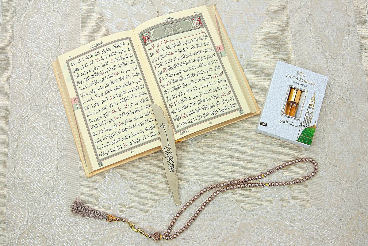 Luxe créme cadeauset met gebedskleed, tasbih, koran engels/arabisch en parfum - Islamboekhandel.nl