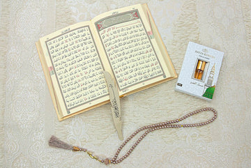 Luxe créme cadeauset met gebedskleed, tasbih, koran engels/arabisch en parfum - Islamboekhandel.nl