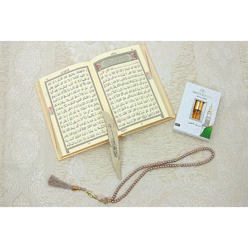Luxe créme cadeauset met gebedskleed, tasbih, koran engels/arabisch en parfum - Islamboekhandel.nl