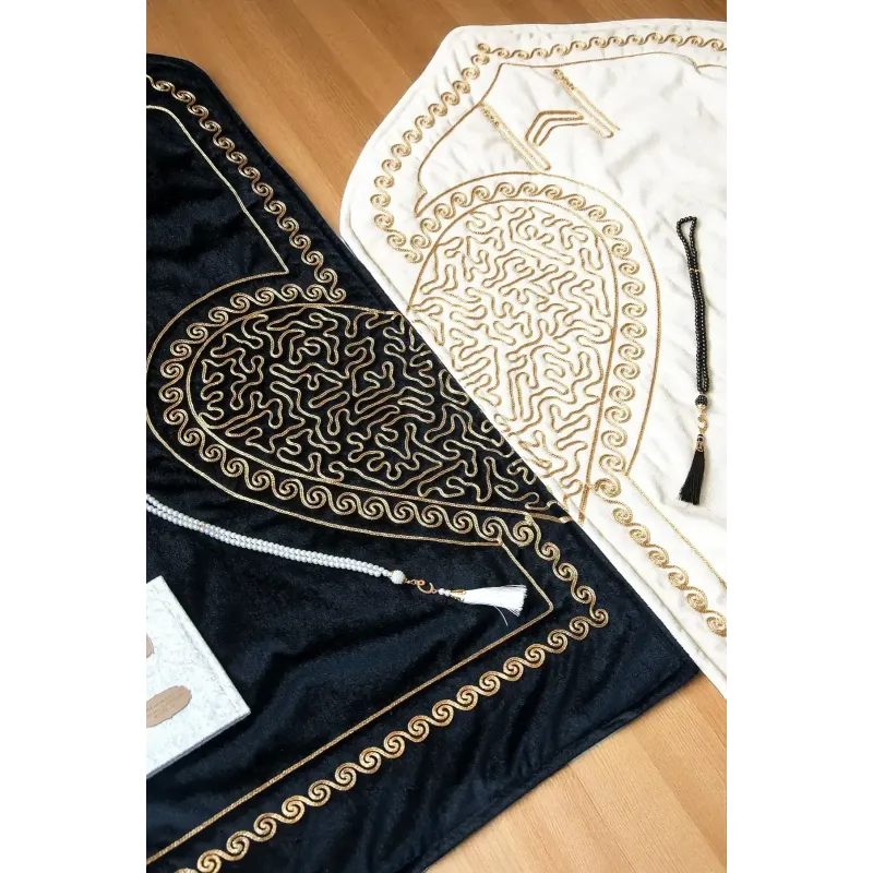 Luxe gebedsmat set voor koppels met zwart-witte fluwelen mats en gouden hartmotief borduurwerk
