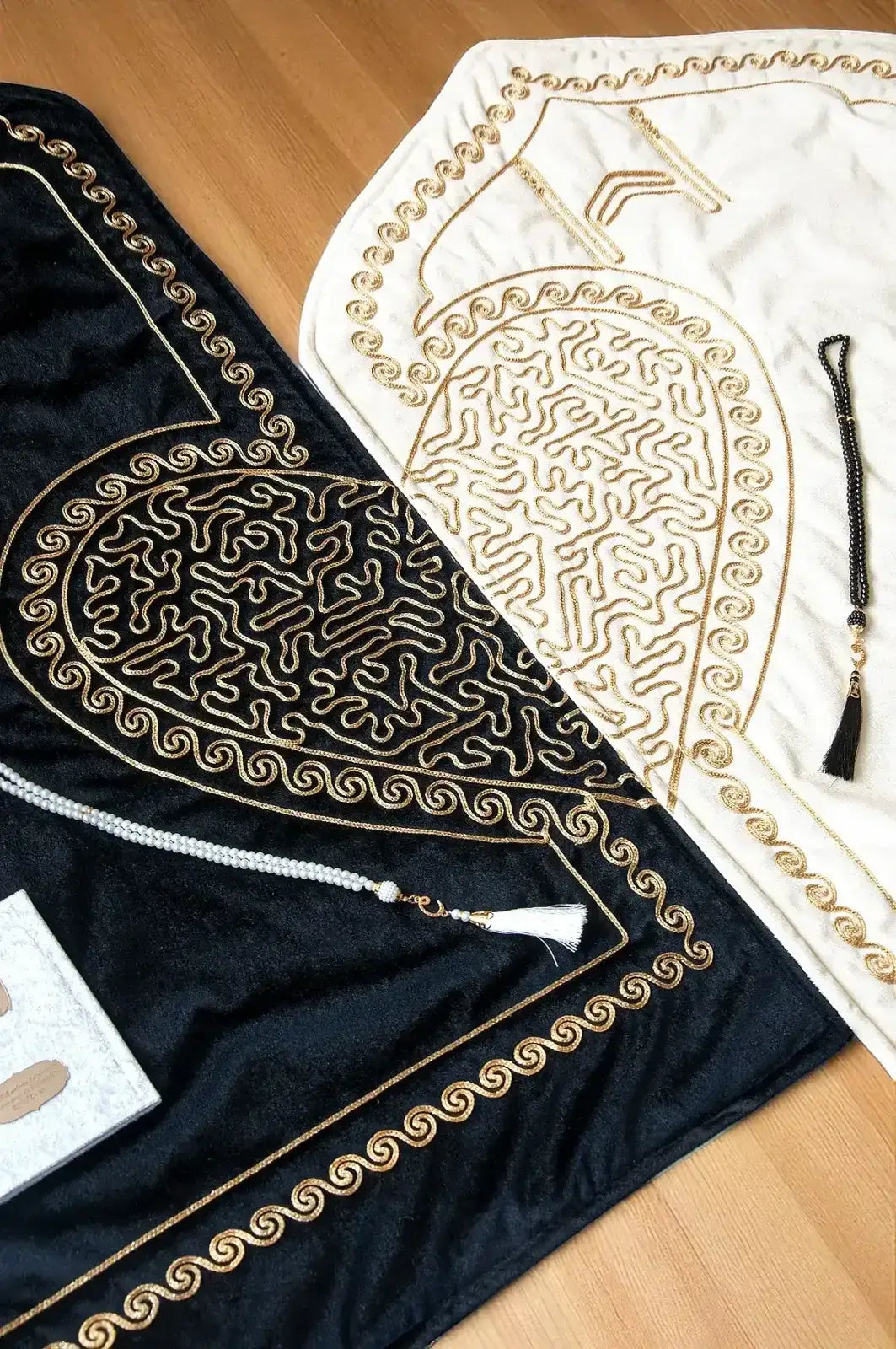 Luxe gebedsmat set voor koppels met zwart-witte fluwelen mats en gouden hartmotief borduurwerk