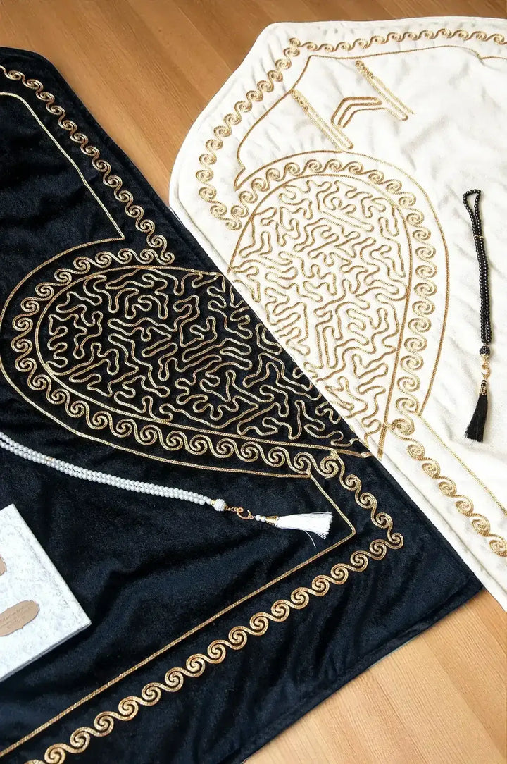 Luxe gebedsmat set voor koppels met zwart-witte fluwelen mats en gouden hartmotief borduurwerk