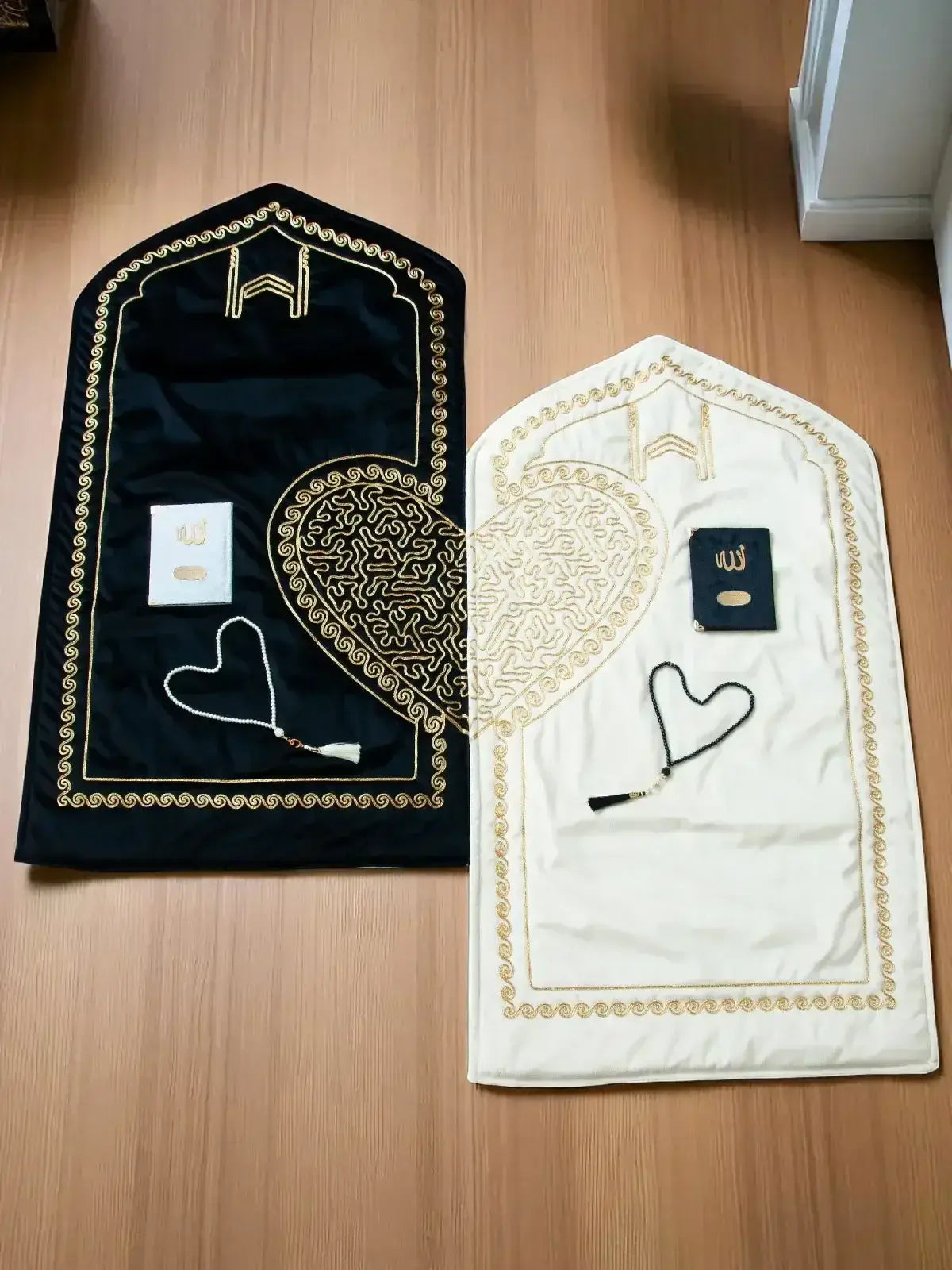 Luxe gebedsmat set voor koppels van fluweel in zwart en crème met goudkleurig hartmotief en sierlijke randpatronen