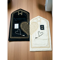 Luxe gebedsmat set voor koppels van fluweel in zwart en crème met goudkleurig hartmotief en sierlijke randpatronen