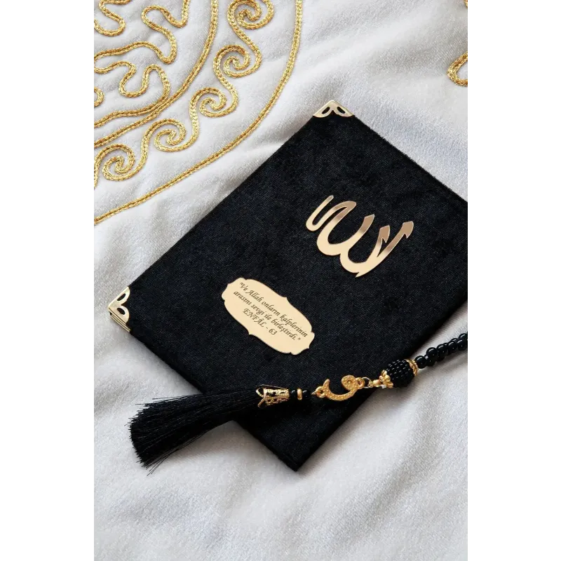 Luxe gebedsmat set voor koppels met zwarte fluwelen quran met goudfolie letters en decoratieve kwast