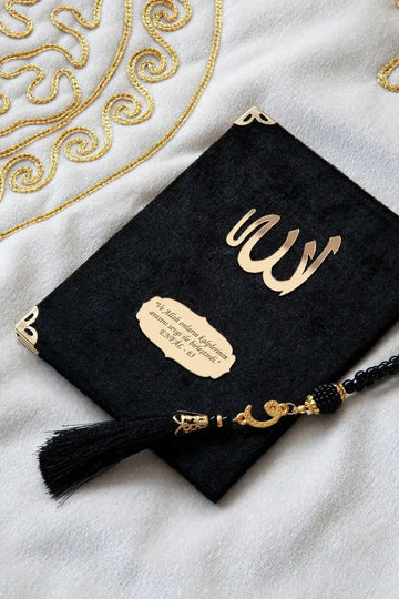 Luxe gebedsmat set voor koppels met zwarte fluwelen quran met goudfolie letters en decoratieve kwast