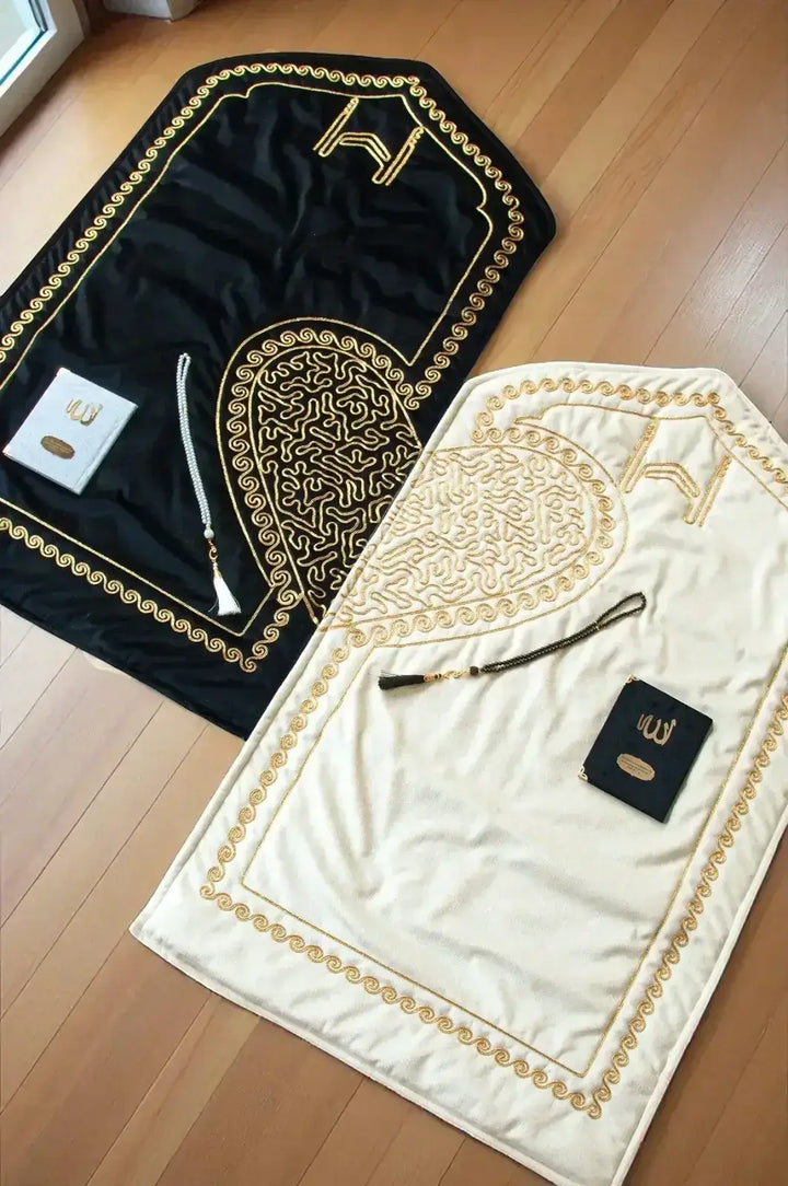 Luxe gebedsmat set voor koppels in zwart en crèmewit fluweel met gouden arabische kalligrafie en hartmotief