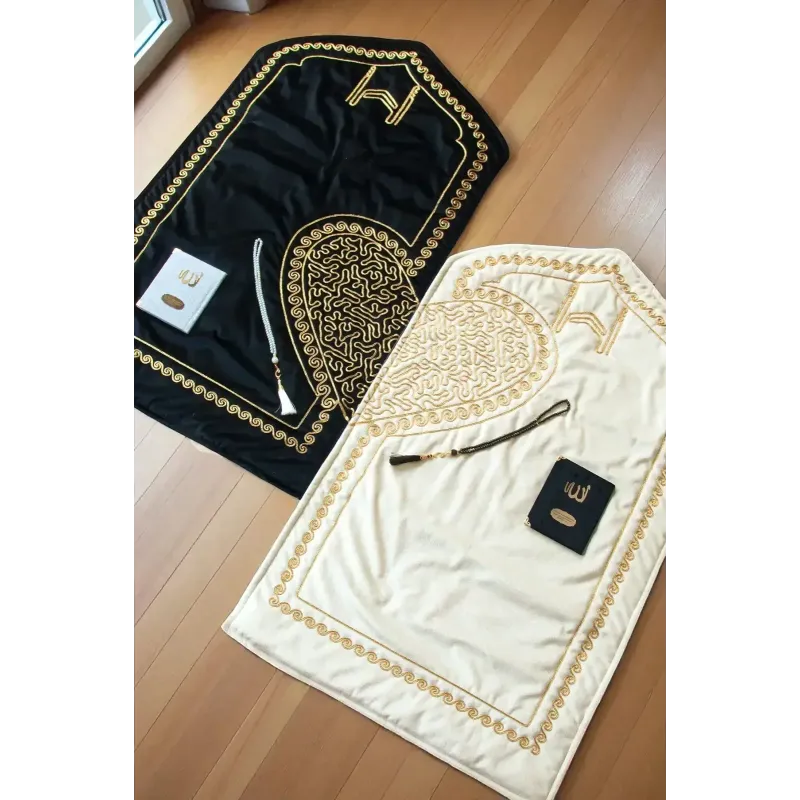 Luxe gebedsmat set voor koppels in zwart en crèmewit fluweel met gouden arabische kalligrafie en hartmotief