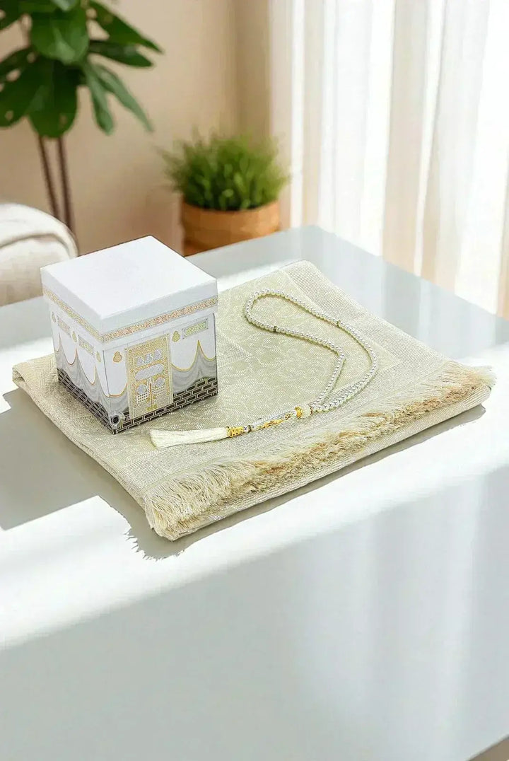 Witte en gouden luxe miniatuur kaaba met gedetailleerd ontwerp in cadeauset met gebedskleed en tasbih