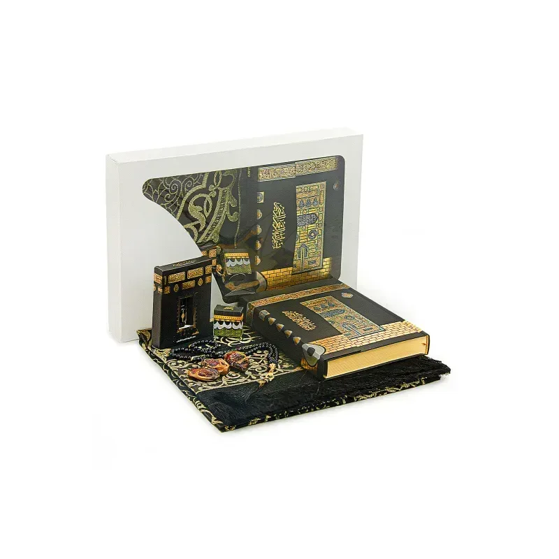 Luxe Kaaba cadeauset met groen/witte gebedskleed, tasbih, koran arabisch, parfum en dadels - Islamboekhandel.nl