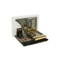 Luxe Kaaba cadeauset met groen/witte gebedskleed, tasbih, koran arabisch, parfum en dadels - Islamboekhandel.nl