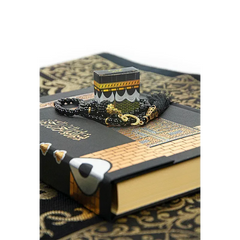 Luxe Kaaba cadeauset met groen/witte gebedskleed, tasbih, koran arabisch, parfum en dadels - Islamboekhandel.nl