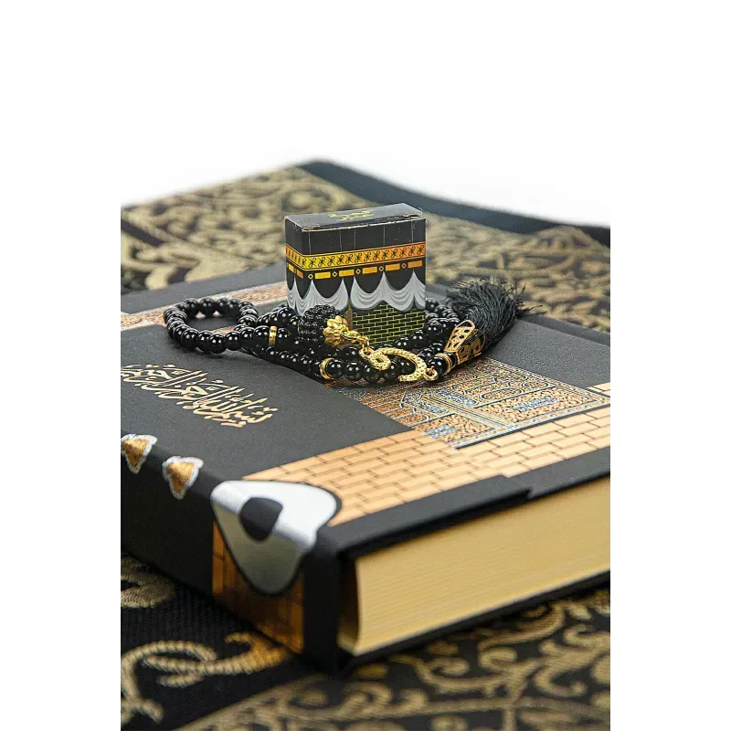 Luxe Kaaba cadeauset met groen/witte gebedskleed, tasbih, koran arabisch, parfum en dadels - Islamboekhandel.nl