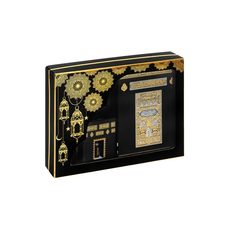 Luxe Kaaba cadeauset met zwarte gebedskleed, tasbih, koran, parfum, mutsje en siwak - Islamboekhandel.nl