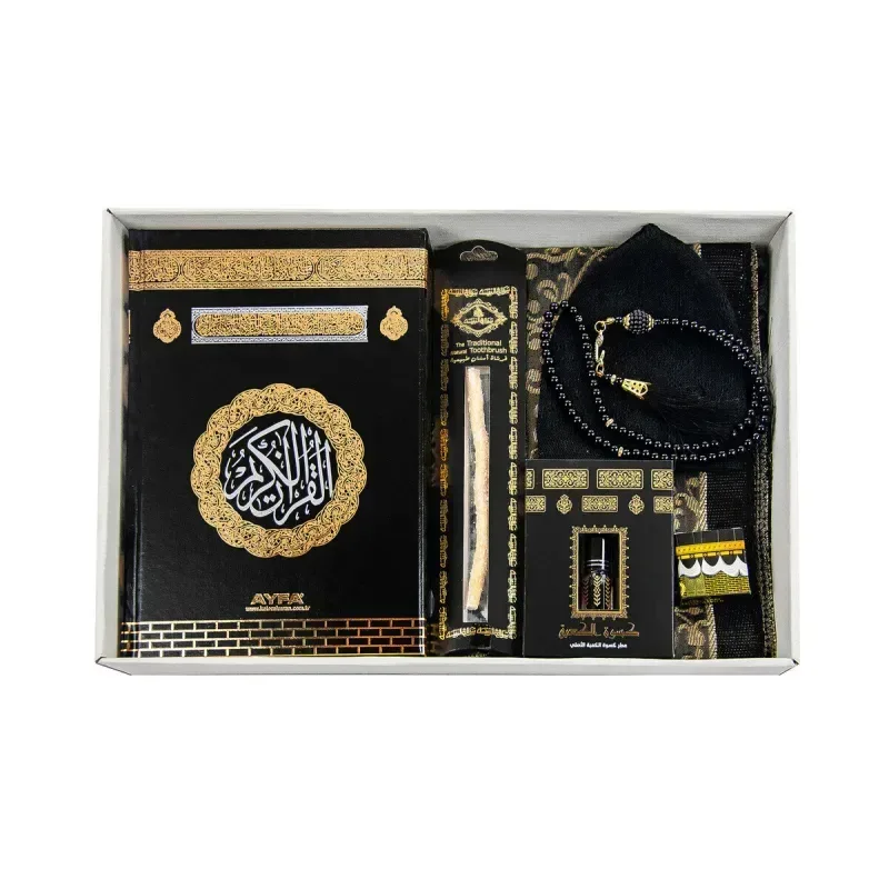 Luxe Kaaba cadeauset met zwarte gebedskleed, tasbih, koran, parfum, mutsje en siwak - Islamboekhandel.nl
