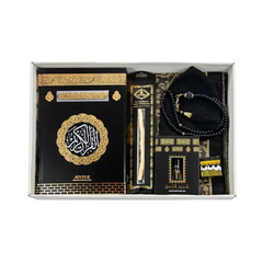 Luxe Kaaba cadeauset met zwarte gebedskleed, tasbih, koran, parfum, mutsje en siwak - Islamboekhandel.nl