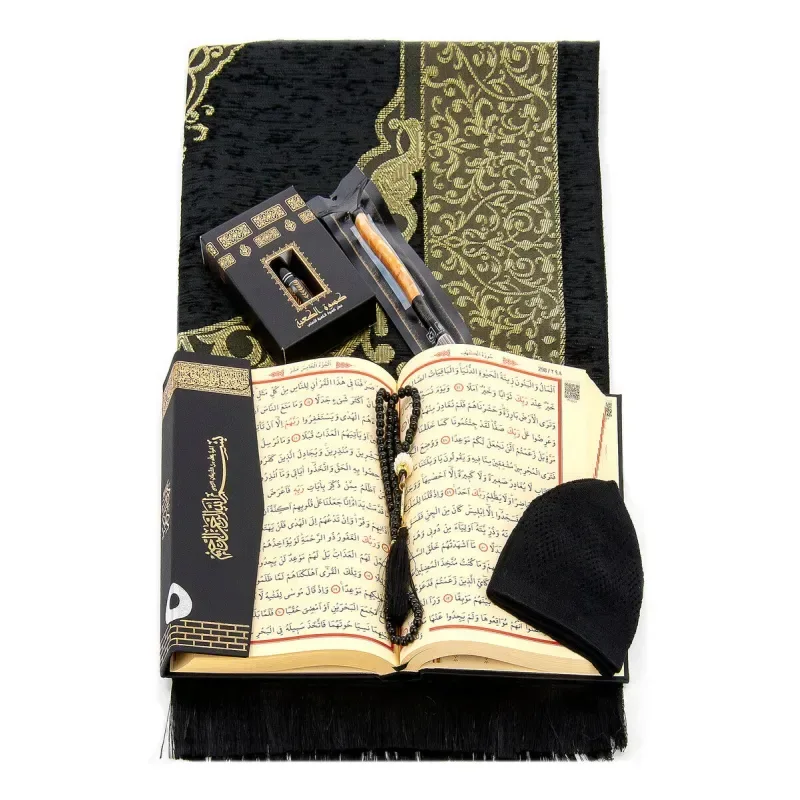 Luxe Kaaba cadeauset met zwarte gebedskleed, tasbih, koran, parfum, mutsje en siwak - Islamboekhandel.nl