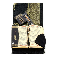 Luxe Kaaba cadeauset met zwarte gebedskleed, tasbih, koran, parfum, mutsje en siwak - Islamboekhandel.nl