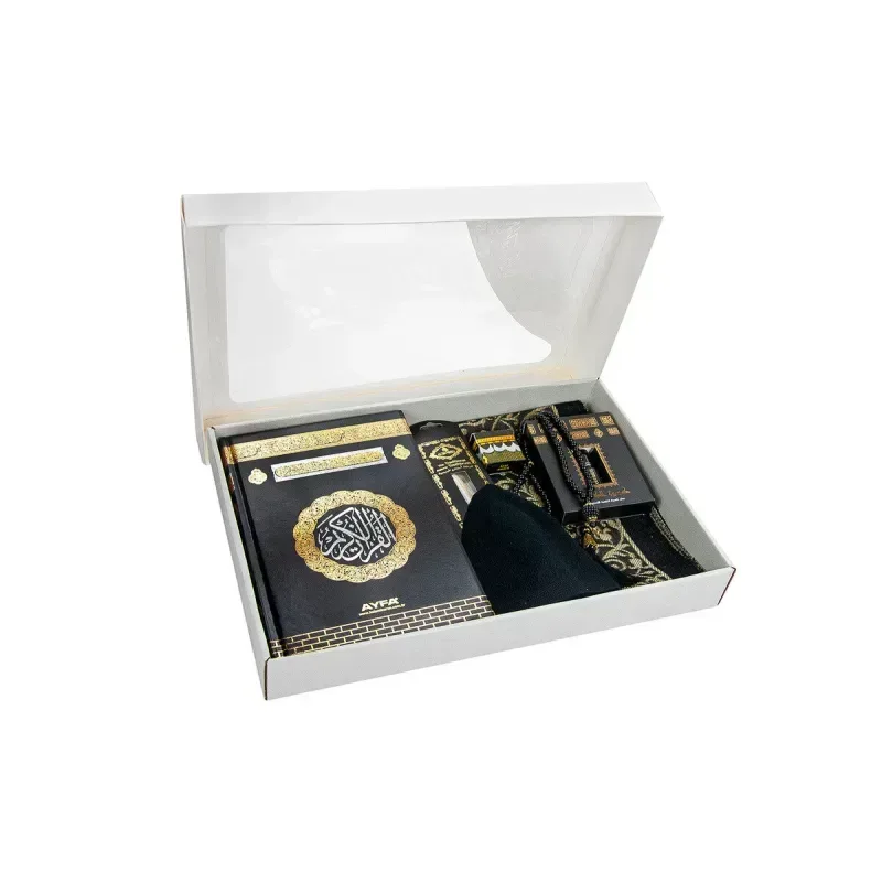 Luxe Kaaba cadeauset met zwarte gebedskleed, tasbih, koran, parfum, mutsje en siwak - Islamboekhandel.nl