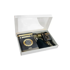 Luxe Kaaba cadeauset met zwarte gebedskleed, tasbih, koran, parfum, mutsje en siwak - Islamboekhandel.nl