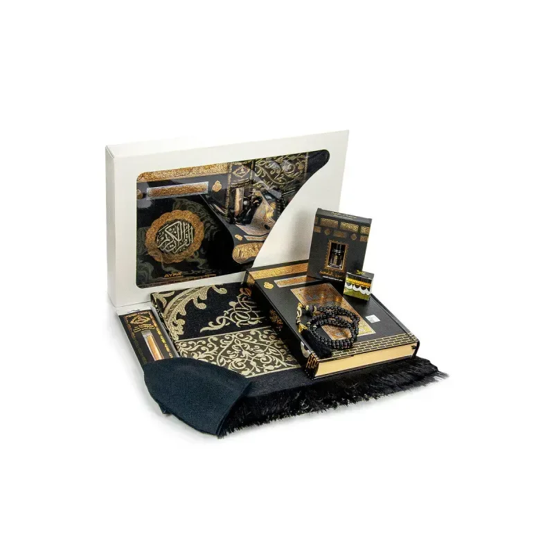 Luxe Kaaba cadeauset met zwarte gebedskleed, tasbih, koran, parfum, mutsje en siwak - Islamboekhandel.nl